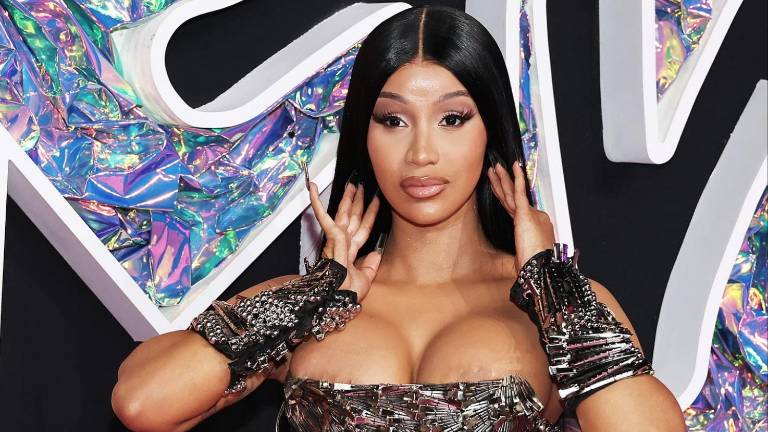 Cardi B se muestra molesta tras ser llamada mexicana.