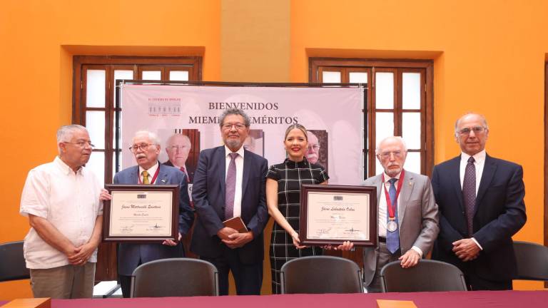 Jaime Martuscelli Quintana y Jaime Labastida Ochoa reciben la distunción en Casa Haas, aquí junto a Enrique Vega, Élmer Mendoza, Estrella Palacios y Rubén Félix.