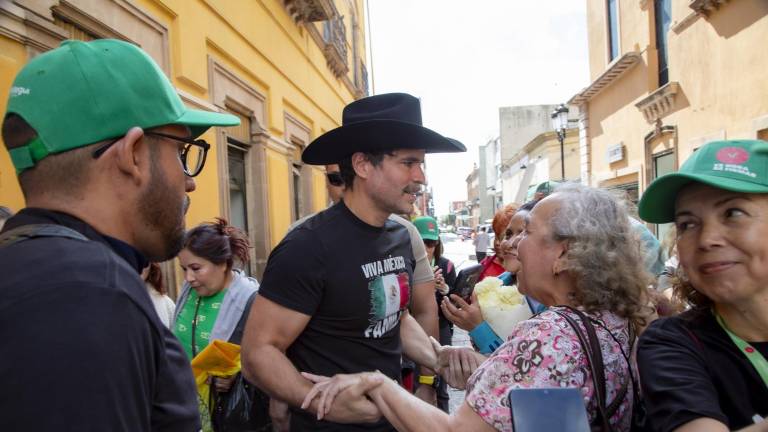 Eduardo Verástegui durante su campaña de recolección de firmas para ser candidato independiente.