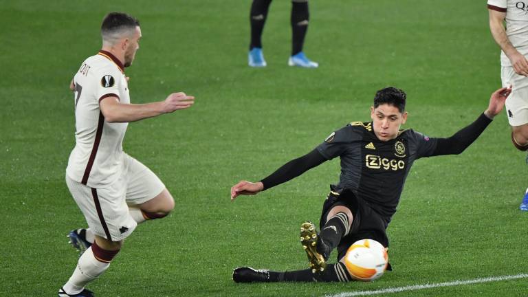 Edson Álvarez se barre en la jugada.