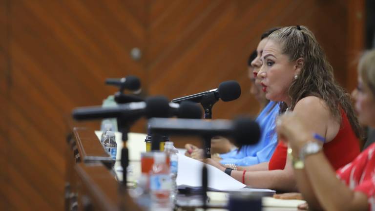 La regidora Maribel Chollet expone en sesión de Cabildo que integrantes del Comité de Adquisiciones de Mazatlán no cumplen con asistir a las sesiones.