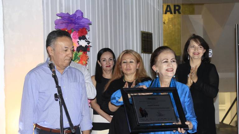 La artista Sandra Robles recibió el reconocimiento de manos del director del Isic, Juan Avilés.