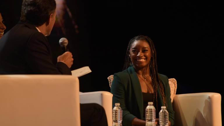 La gimnasta Simone Biles participa en México Siglo XXI, un encuentro con jóvenes becarios.