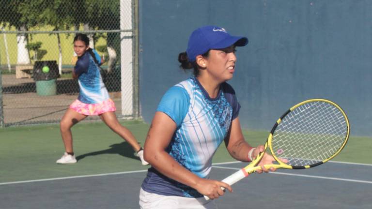 Gaby Valdés y Karen Arellano en acción.