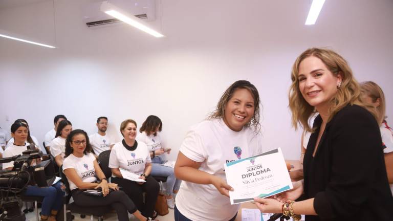 Dieciocho emprendedores concluyeron su capacitación en la incubadora Emprendamos Juntos y recibieron su diploma de graduados.