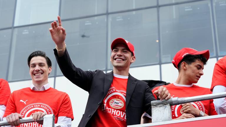 Hirving Lozano, en los festejos del PSV tras la conquista de su título 25 en la Eredivisie.