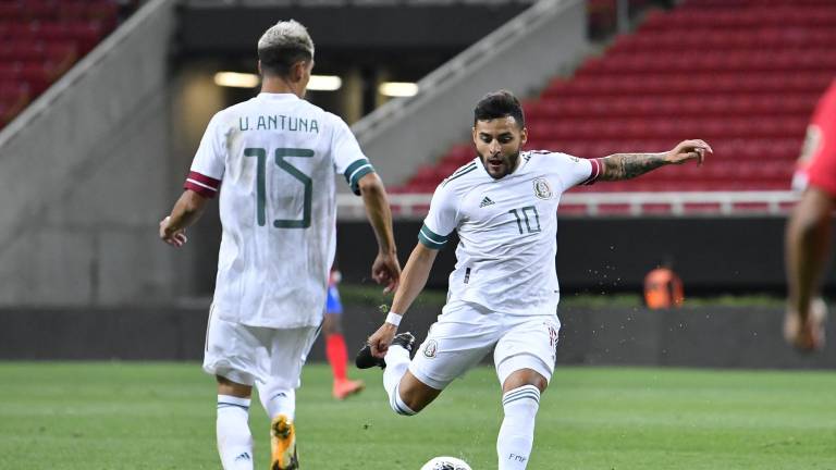 Alexis Vega al momento del disparo que terminó siendo el 2-0 para México.