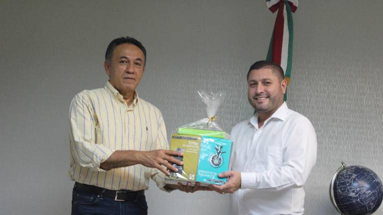 Juan Salvador Avilés, durante la entrega de libros.
