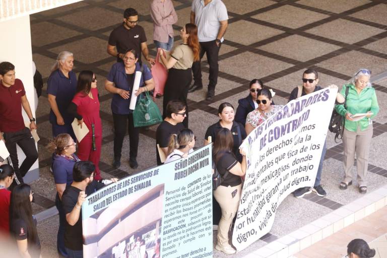 Trabajadores de la Secretaría de Salud de Sinaloa se manifiestan desde hace un mes pidiendo plazas