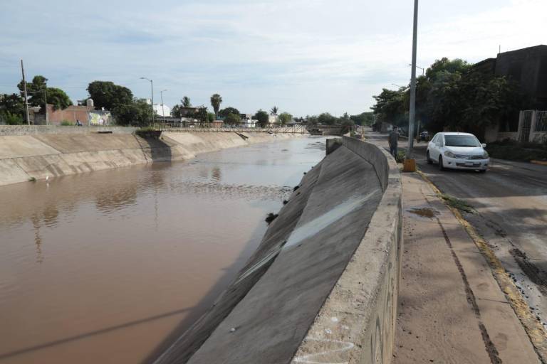 Viven complicada madrugada vecinos colindantes al Arroyo Jabalines