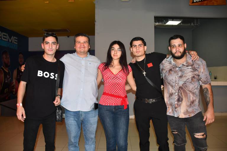 Celebran sinaloenses el triunfo del pugilista Marco Verde en su debut en México