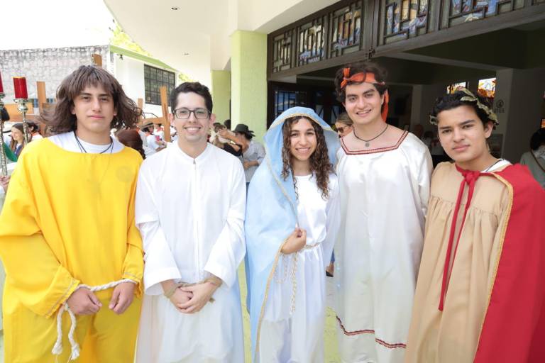 Mazatlecos y visitantes viven el Viacrucis de San Judas Tadeo en la playa de Mazatlán