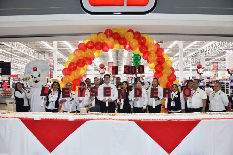 Casa Ley celebra 71 años de su fundación junto a sus clientes en Culiacán