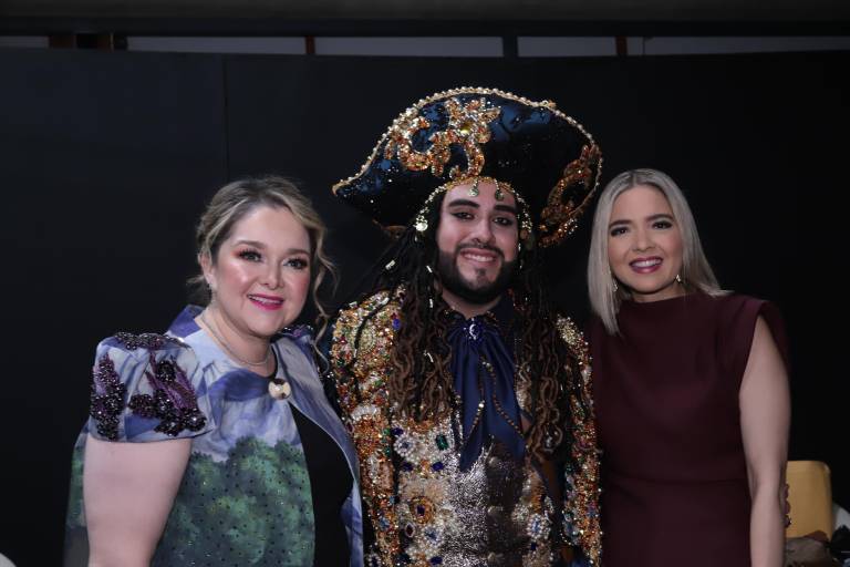 Disfrutan coctel previo a la coronación de Brayan I