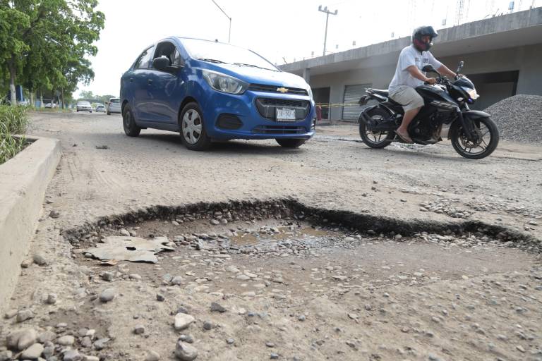 Por lluvias, brotan ‘cráteres’ en la avenida Manuel J. Clouthier, en Mazatlán