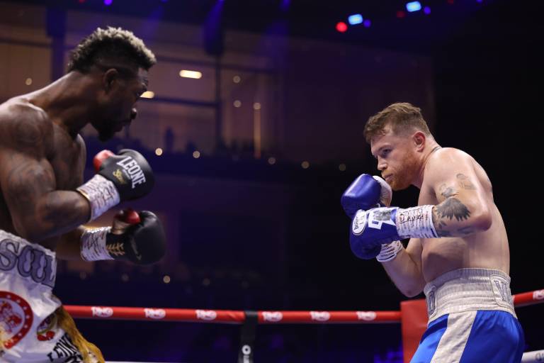 Canelo Álvarez gana por decisión unánime a William Scull y recupera título indiscutido