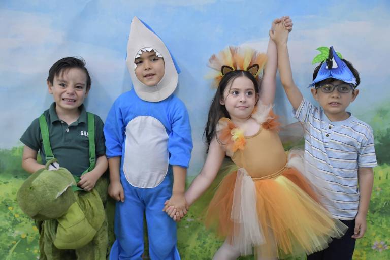 Con coloridos disfraces recibe Instituto Senda la primavera