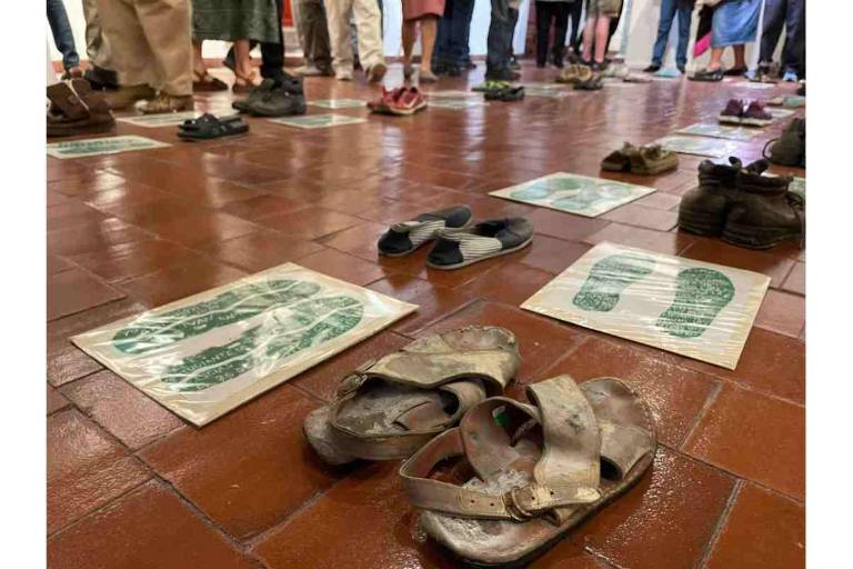 Con zapatos de madres buscadoras exhiben crisis de desapariciones en México en el Palacio de Minería