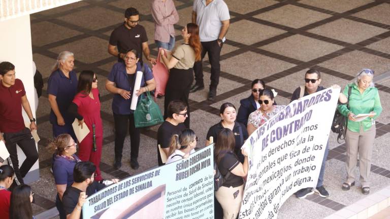 Protesta de trabajadores de la Secretaría de Salud en Palacio de Gobierno de Sinaloa.