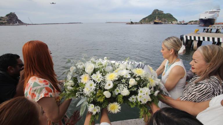 Familias y autoridades mazatlecas homenajearon este 14 de septiembre a los 33 pescadores que perdieron la vida durante el huracán Ismael en Mazatlán.