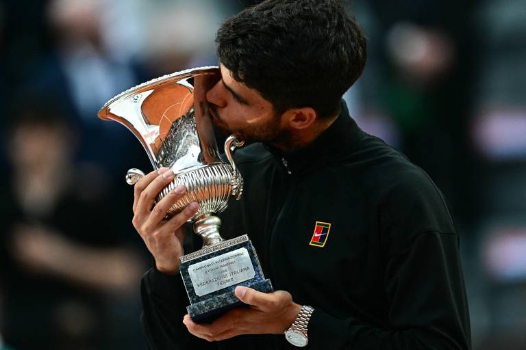 Alcaraz sobrevive al invicto Sinner y es campeón de Roma