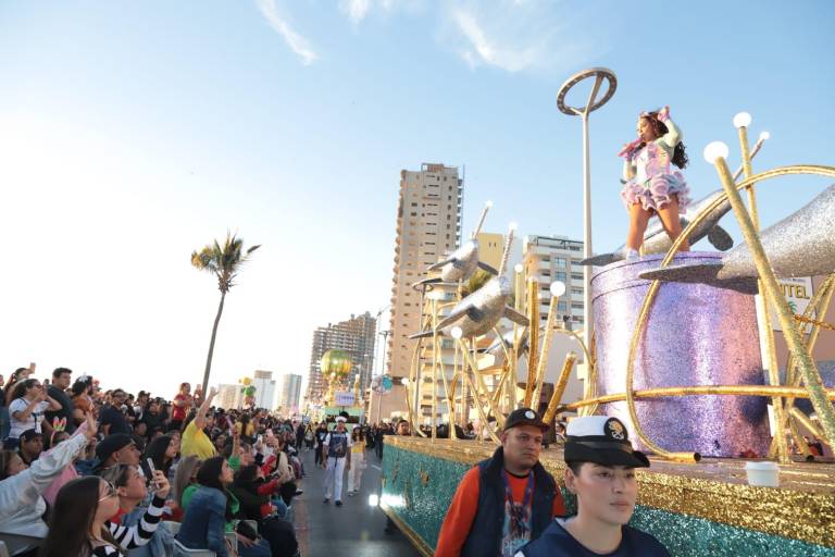 Mazatlán se llena de fiesta, música y color con el segundo desfile del Carnaval 2025