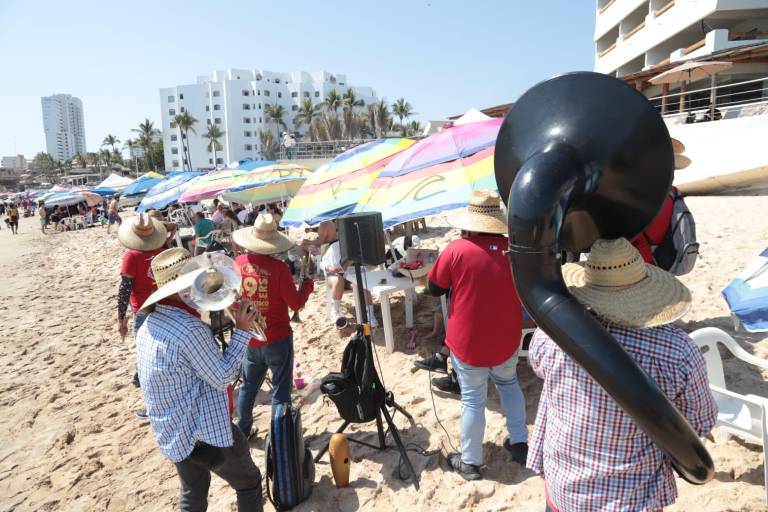 Suena la tambora en playas de Mazatlán