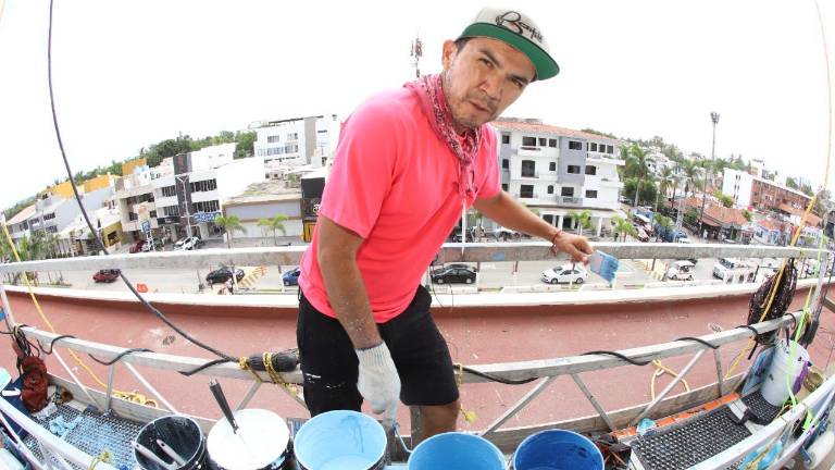 El pintor de Aguaverde, El Rosario, Sergio Ramírez, cumple uno de sus sueños: traer su arte a Mazatlán.