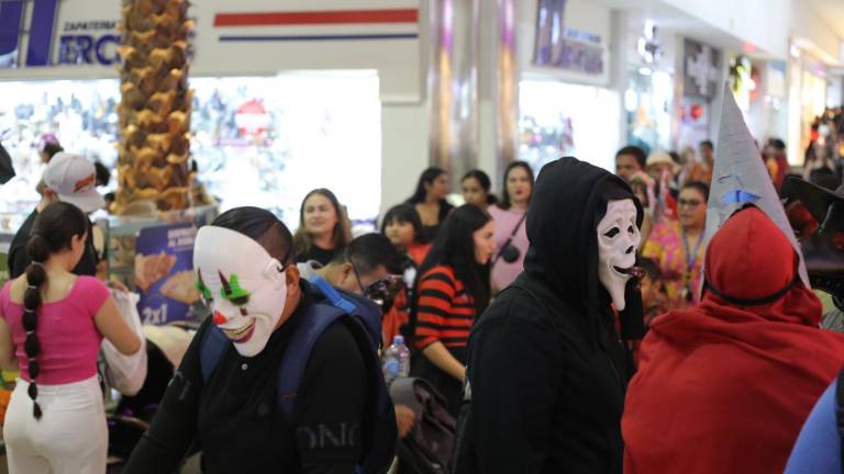Niños disfrazados y sus familias recorrieron las plazas de Mazatlán durante Halloween, en busca de dulces para celebrar la “Noche de Brujas”.