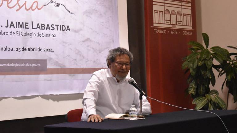 El escritor Élmer Mendoza compartió algunos elementos para formar una sociedad lectura.