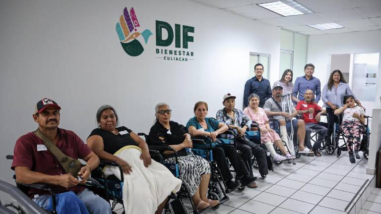 El DIF Bienestar Culiacán entregó sillas de ruedas a personas necesitadas.