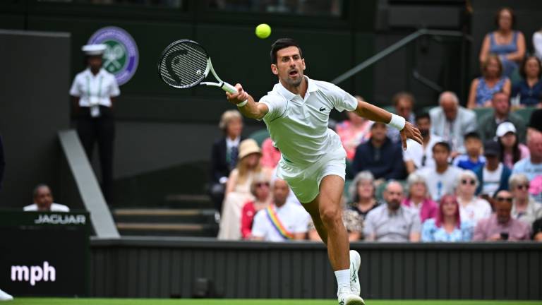 Novak Djokovic acelera en Wimbledon y avanza a la siguiente ronda