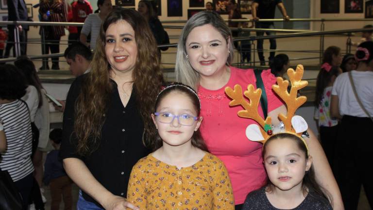 Reyna Isabel Valle Pérez y Érika Parra con las niñas Ivanna y Aylín López Parra.