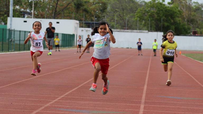 Más de 100 atletas mazatlecos de diferentes edades formaron parte del Serial de Atletismo Imdem.