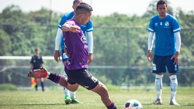Daniel “Chimpa” Amador marca de penal el gol del triunfo.