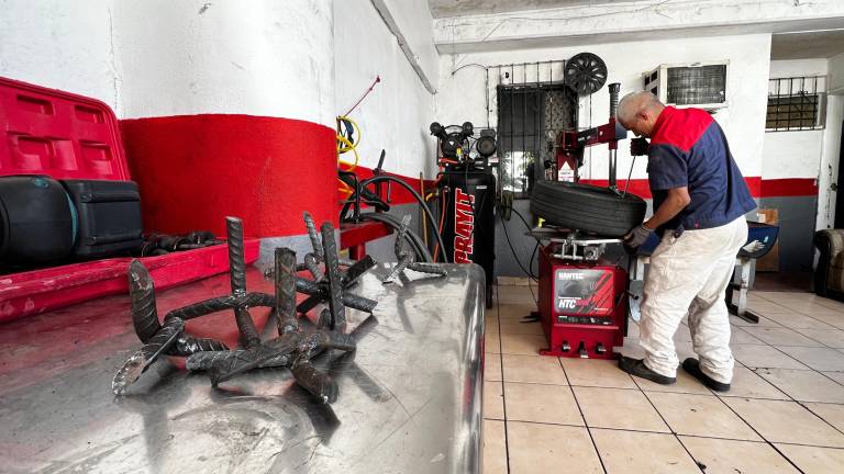 La llantera ofrece un servicio de reparación gratuito en neumáticos de vehículos afectados por ponchallantas.