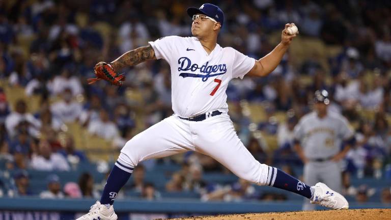 Julio Urías lanza en el cuarto juego.