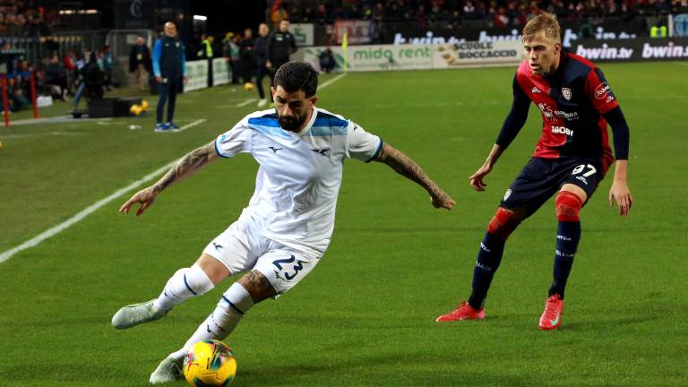 Elseid Hysaj, de la Lazio, busca evadir la presión de Mattia Felici.