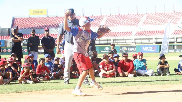 Peloteritos de diferentes ligas del puerto aprendieron los fundamentos básicos y de mecánica de este deporte totalmente gratis.