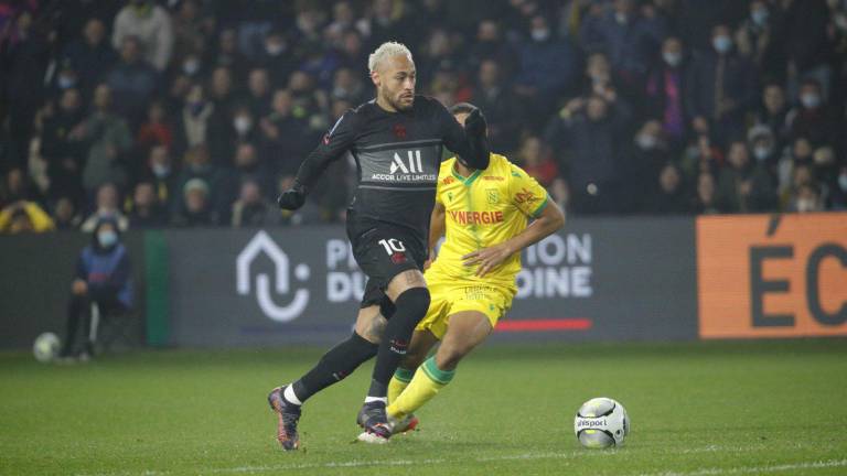 Neymar conduce el balón.