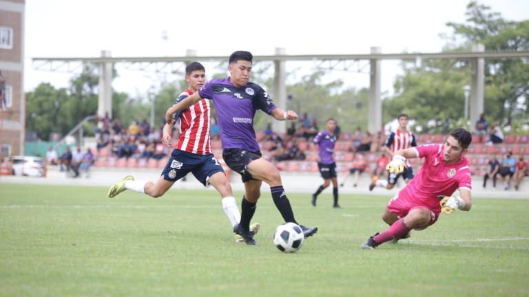 Mazatlán FC es goleado por Chivas.