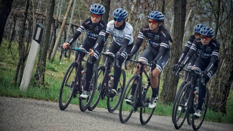 Yareli Salazar y parte de su equipo, el A.R. Monex Women’s Team.