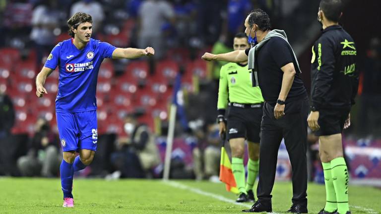 Santiago Giménez saluda al entrenador Juan Reynoso.