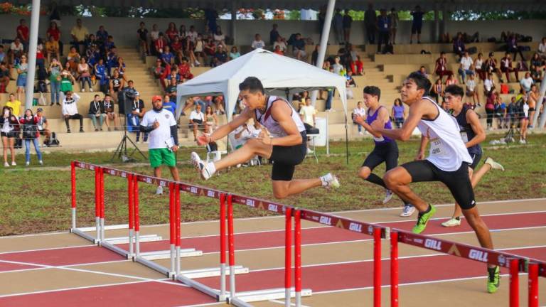 Ángel Antonio Ramírez gana en 100 metros con vallas.