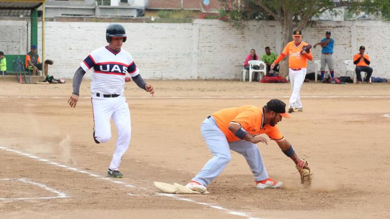 Francisco Bernal es puesto out en primera.