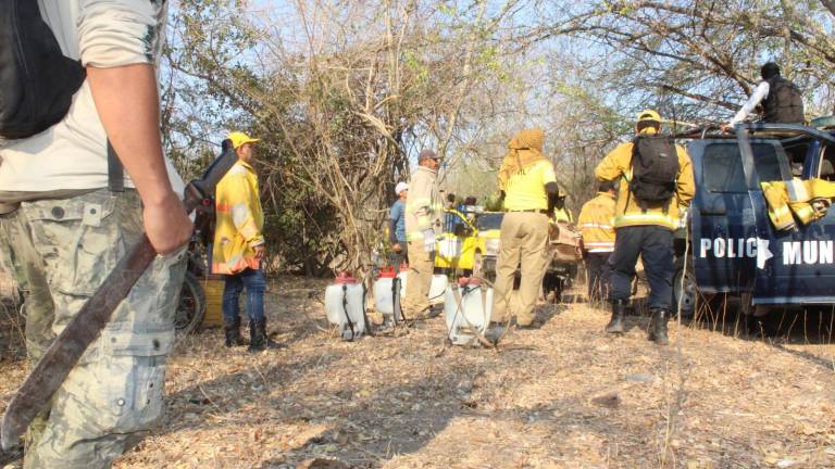 Integrantes de brigadas acuden a la comunidad de Balamo para combatir un incendio forestal.