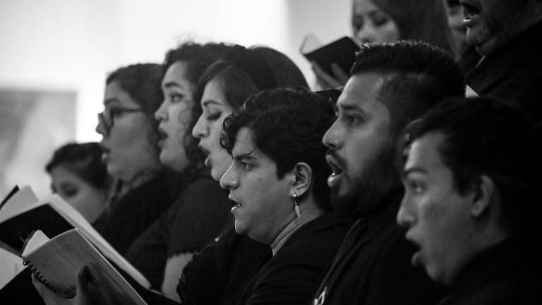 El Coro de Ópera lo dirige el maestro Marco Antonio Rodríguez.