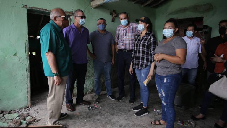 El Gobernador Quirino Ordaz Coppel y el Alcalde Luis Guillermo Benítez Torres recorrieron unos cuantos pasos del camino principal de Cofradía,