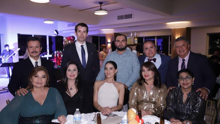 Federico Zataráin, Fermín Núñez, Marcos Osuna, Tomás Pardo, Enrique Herrera y sus respectivas esposas, Eustolia Zamora, Alba Isabel, Minerva Pardo, Minerva Avena y Elizabeth de Herrera.