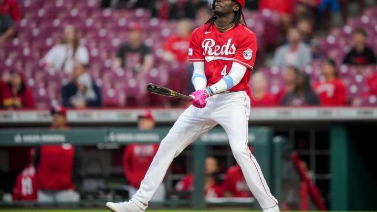 Elly de la Cruz (derecha) está cumpliendo con las expectativas de los Rojos de Cincinnati.